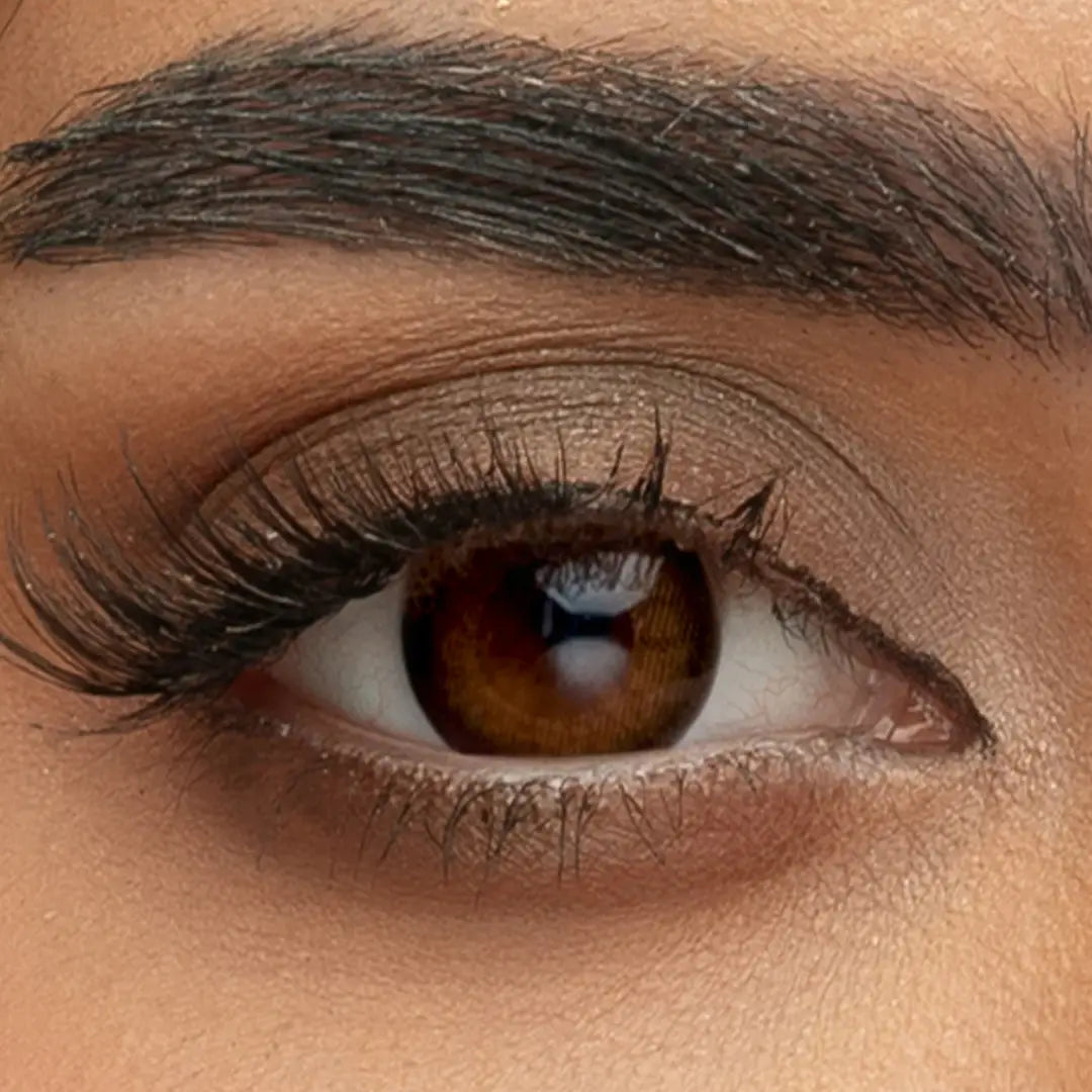 Macro view of the Sama Monthly Autumn contact lens on a light brown eye, highlighting the amber and hazel pigment details.